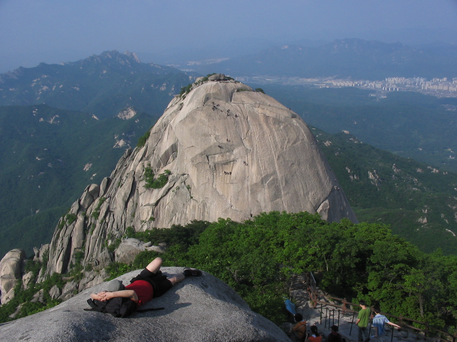 Gunung Bukhansan: Keindahan Alam dan Petualangan di Seoul