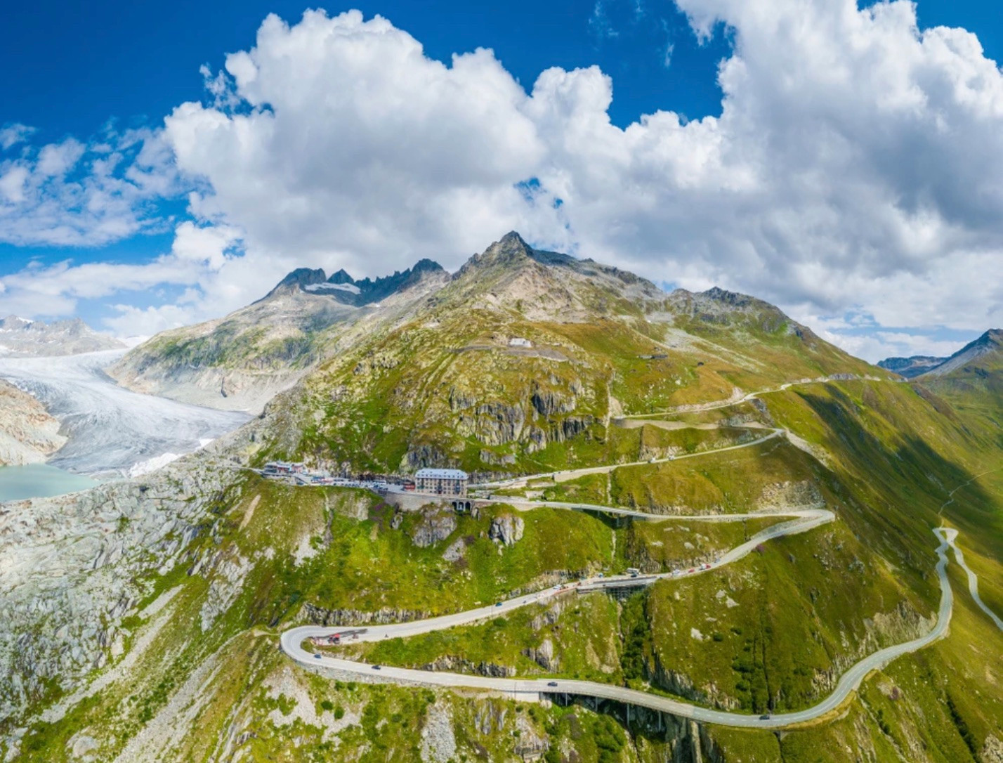 Furka Pass: Jalur Ikonik di Pegunungan Alpen Swiss