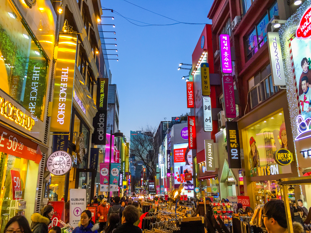 Myeongdong: Pusat Perbelanjaan dan Kehidupan Malam di Seoul